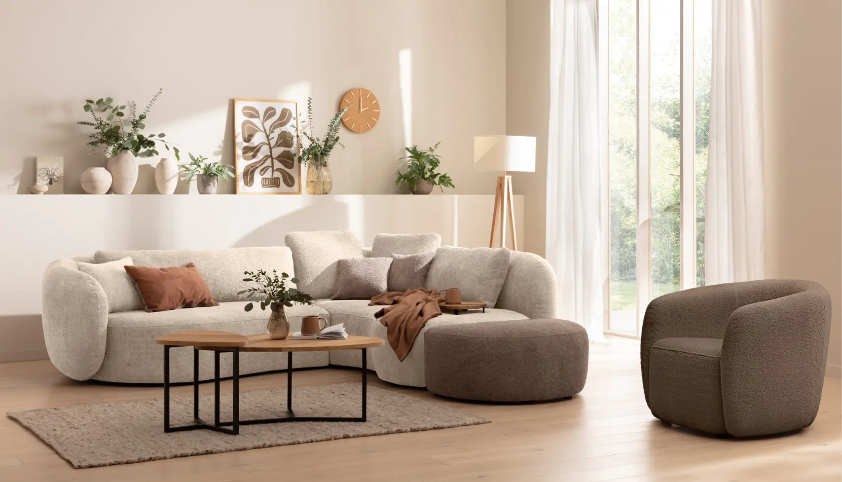 Kuschelig weiche aussehendes Ecksofa mit vielen Kissen und Couchtisch